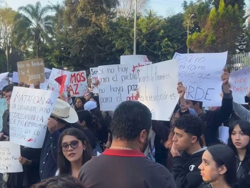 Estudiantes marchan en Uruapan asesinato Carlos Manzo