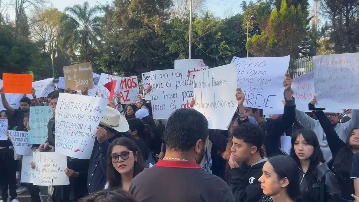 Estudiantes marchan en Uruapan asesinato Carlos Manzo