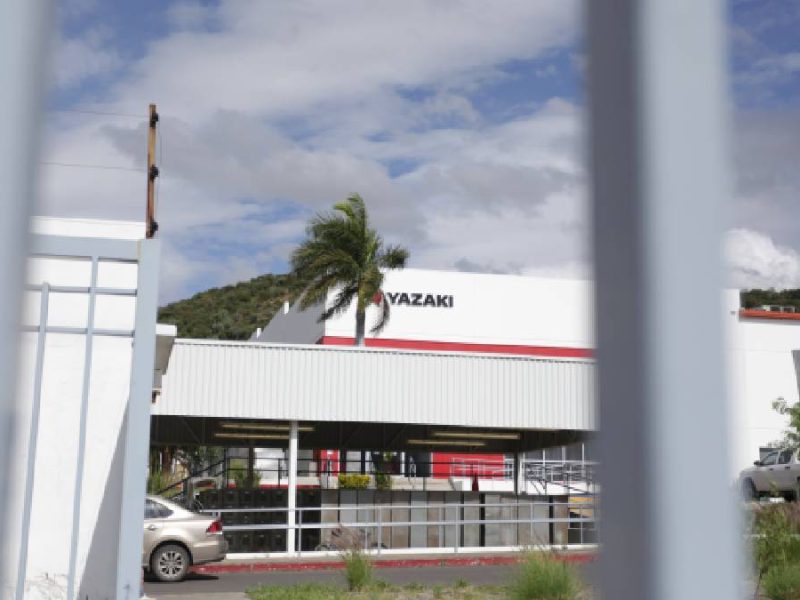 Grieta en planta Yazaki genera movimiento de maquinaria y finiquitos de personal.