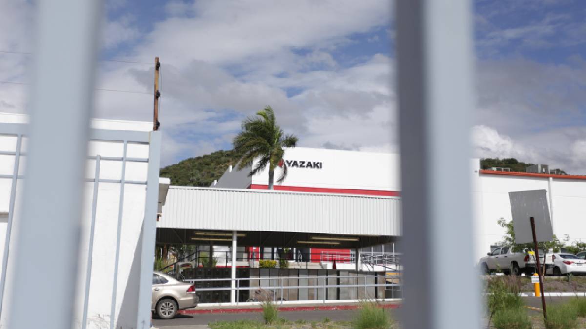 Grieta en planta Yazaki genera movimiento de maquinaria y finiquitos de personal.