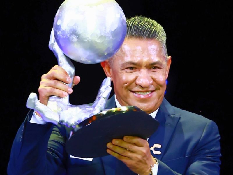 Nacho Ambriz al ingresar al Salón de la Fama del Futbol. MexSport.