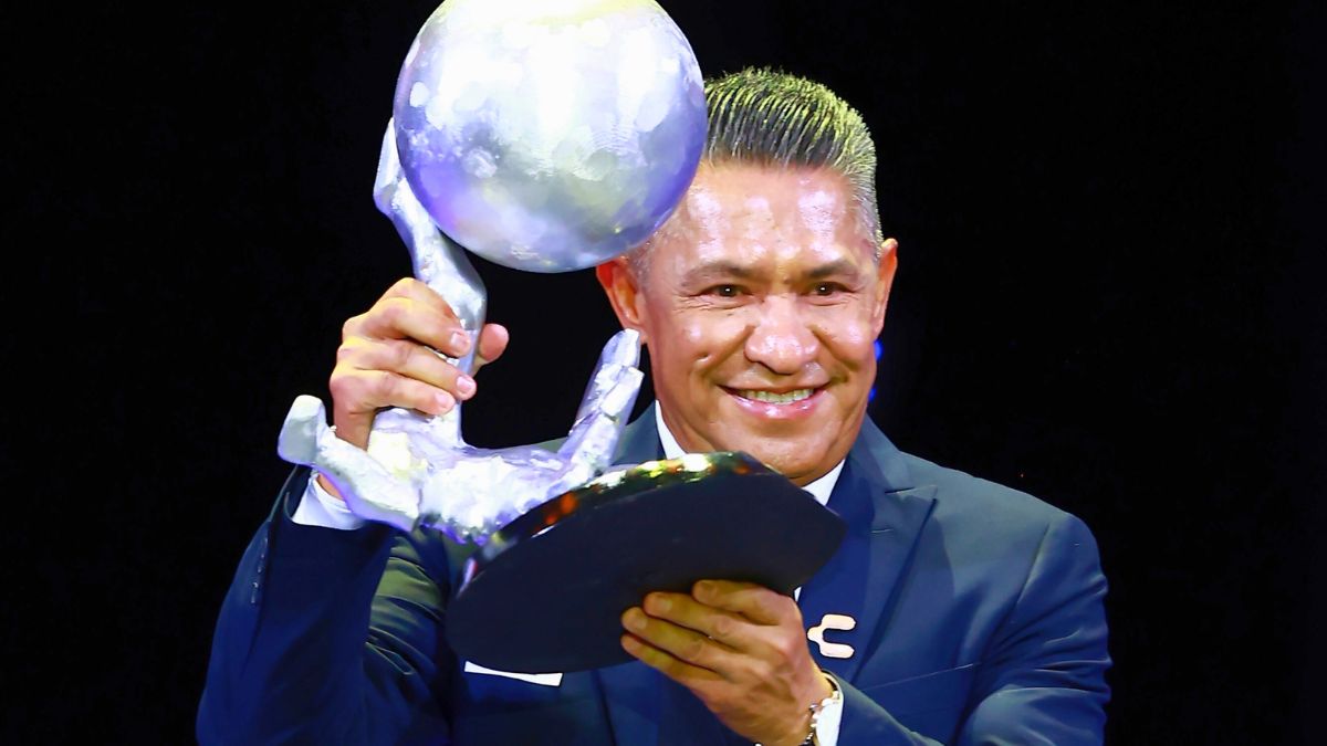 Nacho Ambriz al ingresar al Salón de la Fama del Futbol. MexSport.