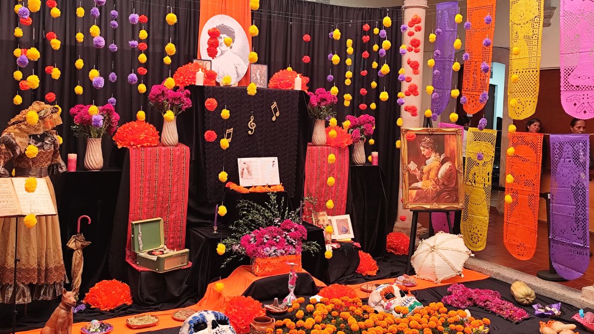 Ofrenda de Día de Muertos del Archivo Histórico León (1)