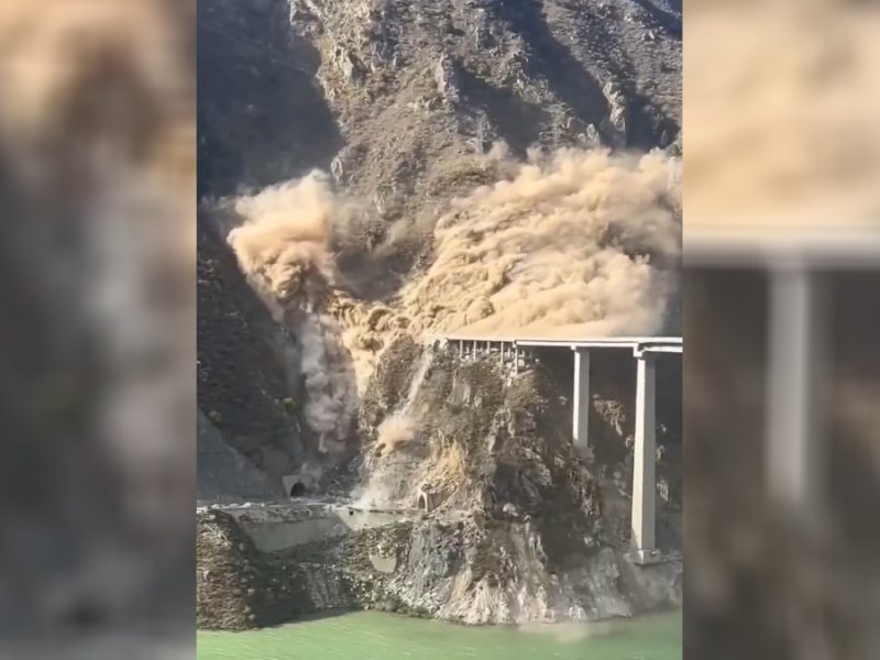 Colapsa puente Hongqi en China