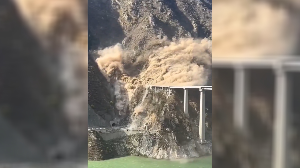 Colapsa puente Hongqi en China