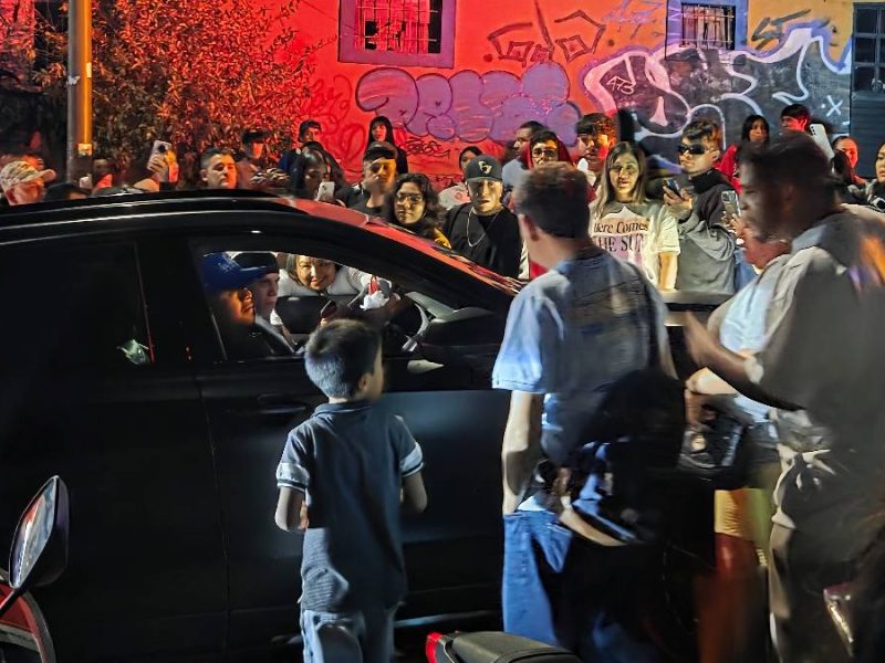 Santa Fe Klan planta a fans en su cumpleaños