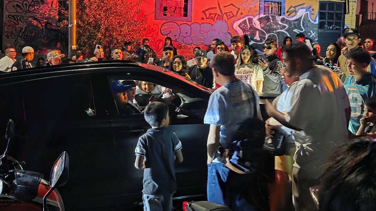 Santa Fe Klan planta a fans en su cumpleaños