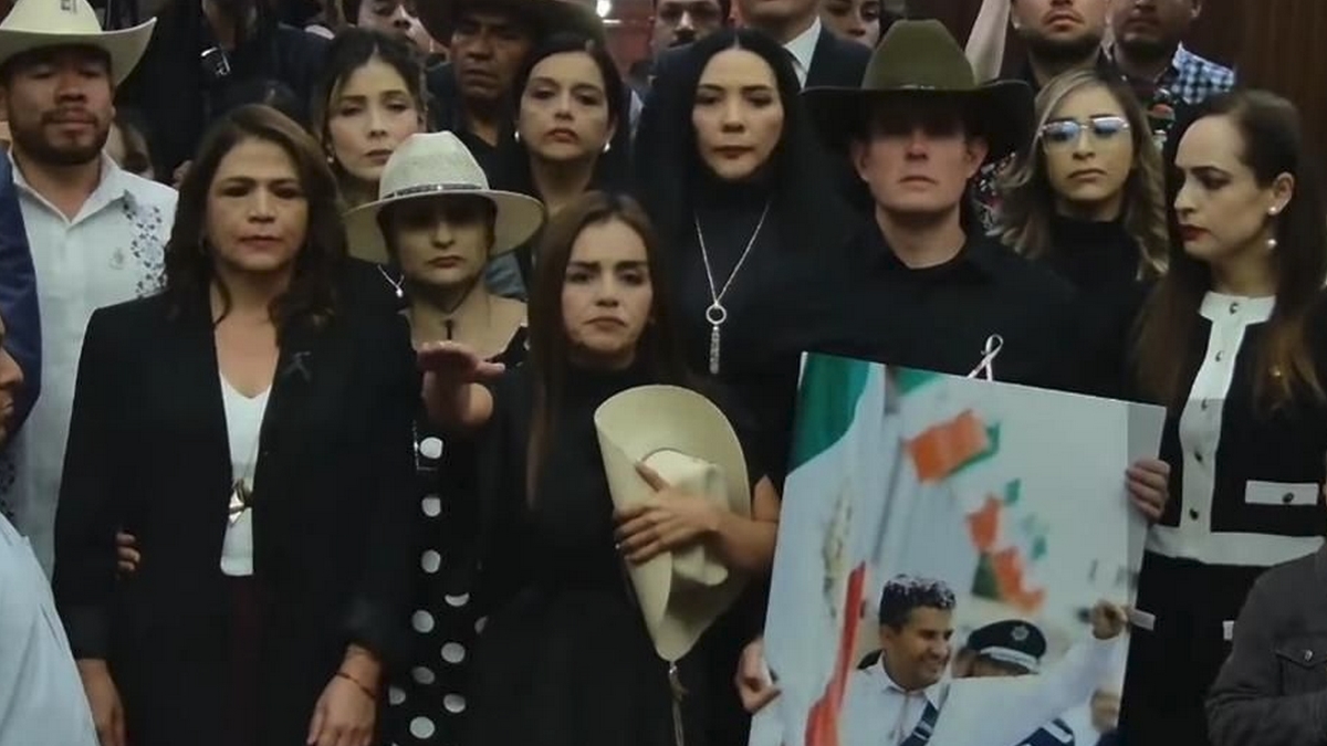 Viuda de Carlos Manzo toma protesta como alcaldesa de Uruapan