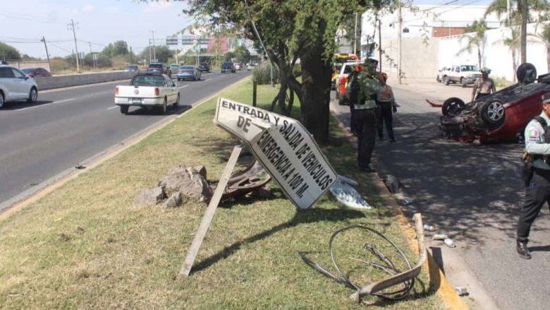 Volcadura en el bulevar Aeropuerto 03