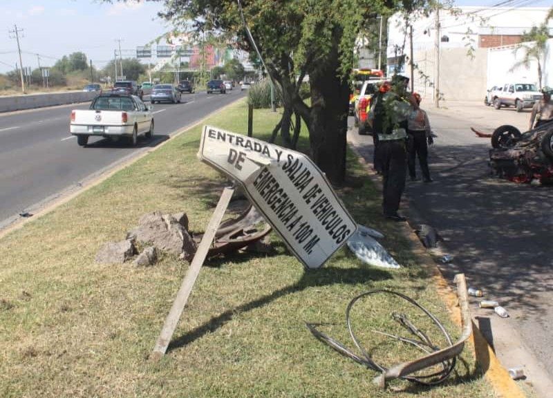 Volcadura en el bulevar Aeropuerto 03