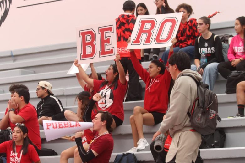 Estudiantes ya apoyan a sus selectivos dentro de la Ibero León. Foto: Mary Ochoa.