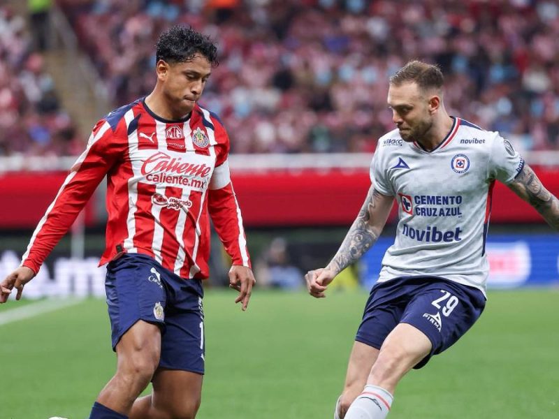 Chivas deja ir la ventaja y complica su camino ante Cruz Azul
