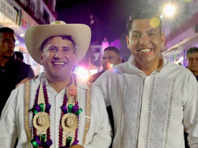 emmanuel-reyes-estatua-carlos-manzo