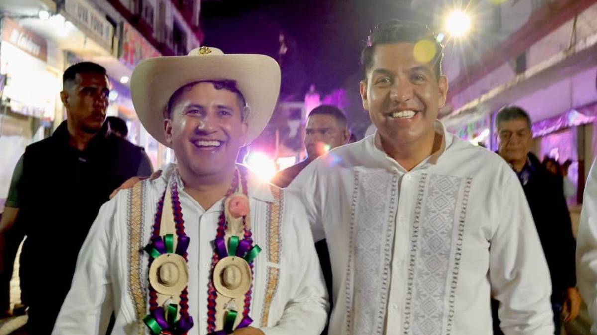 emmanuel-reyes-estatua-carlos-manzo