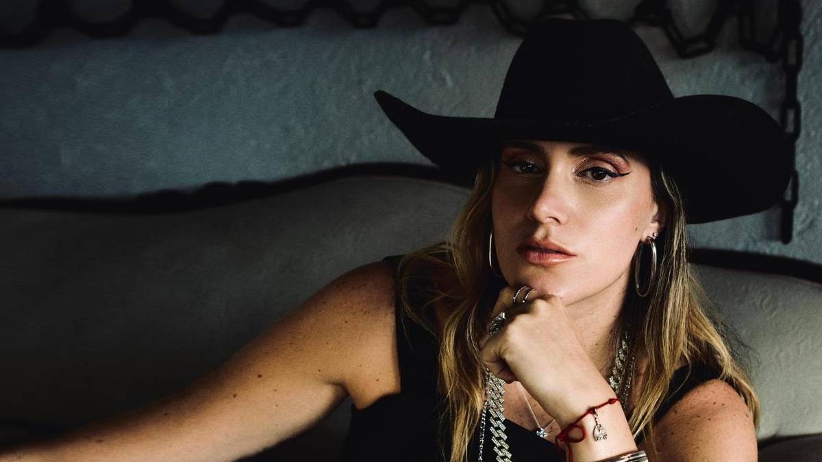 la cantante jennifer rojo debuta en los corridos tumbados con la canción Tarot