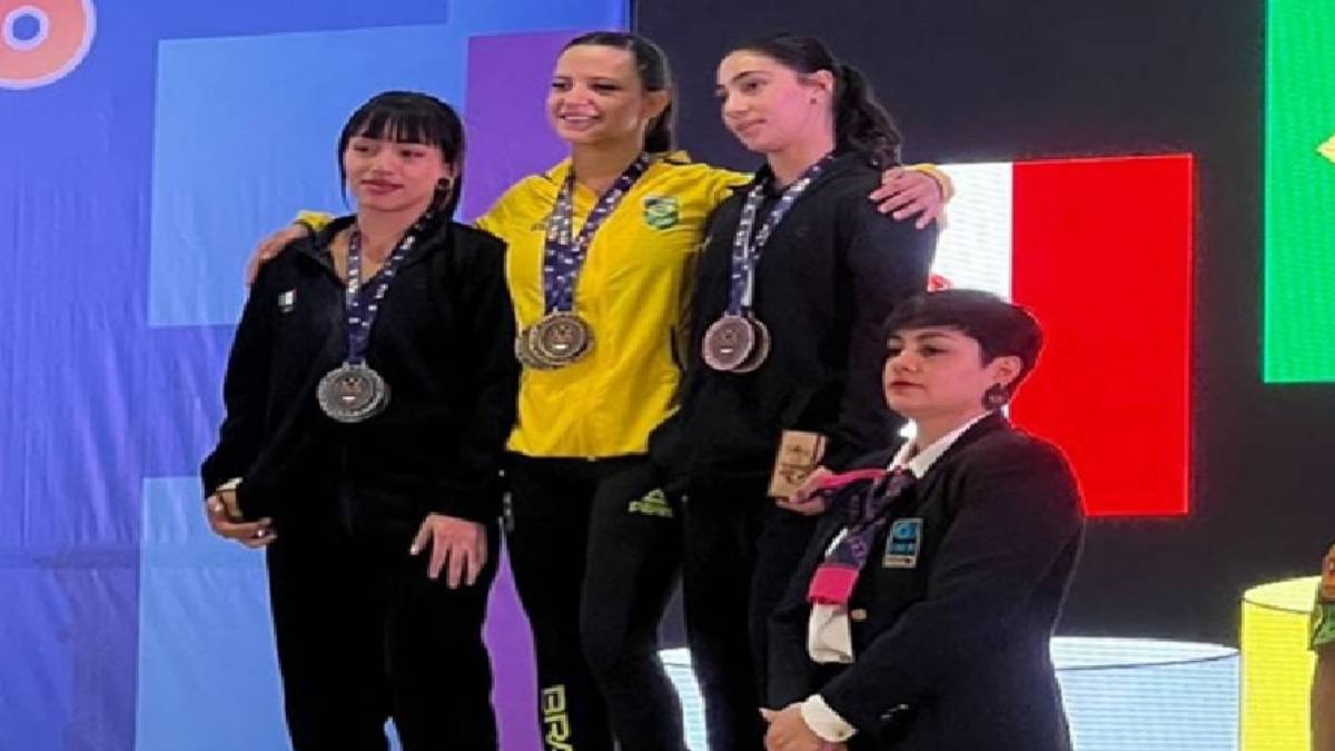 Kelly orgullosa en el podio. Comude.