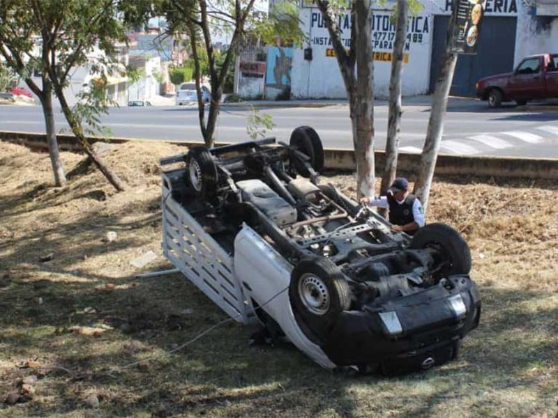vuelca camioneta bulevar Juan Alonso de Torres