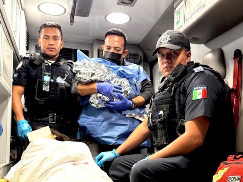 Policías de León ayudan a joven a dar a luz