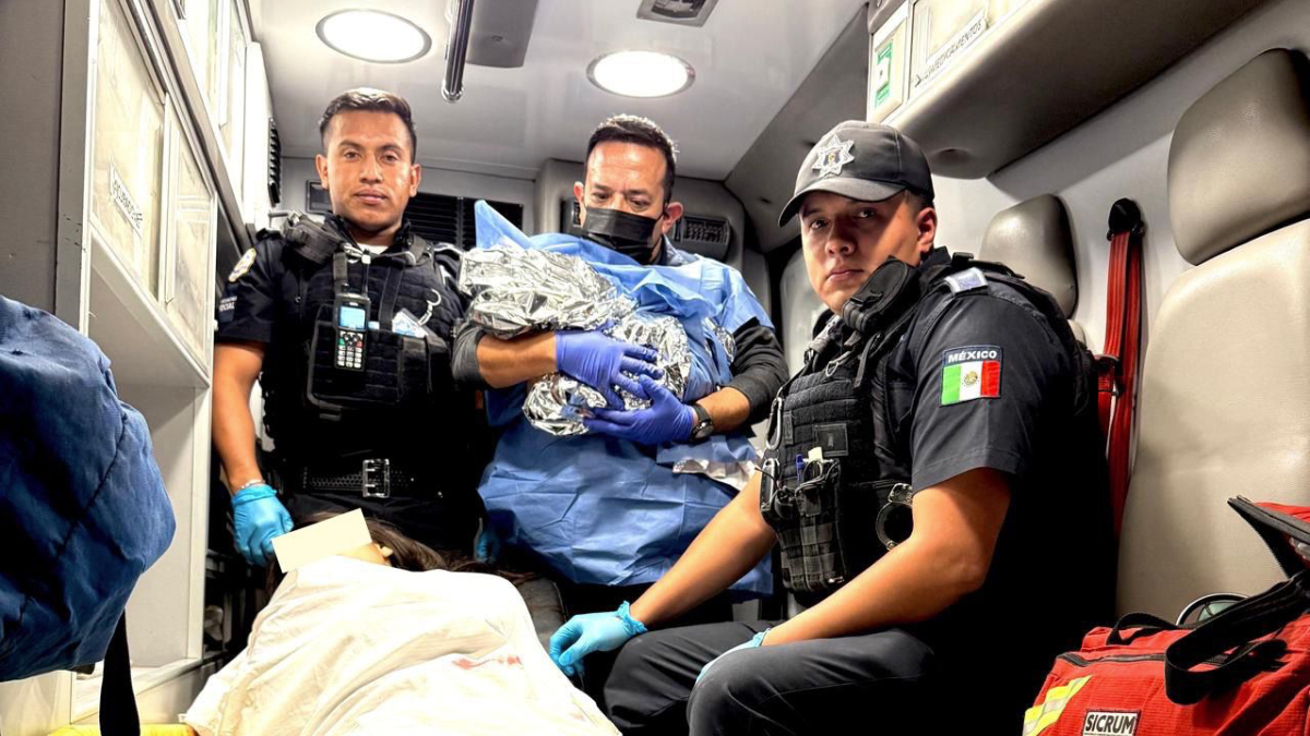 Policías de León ayudan a joven a dar a luz