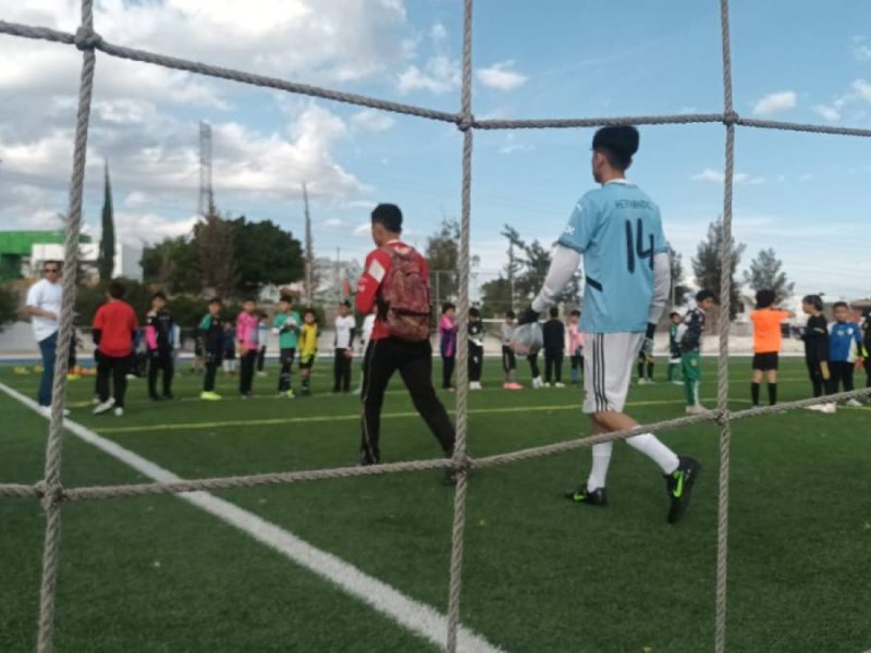 Atajadas y un gran aprendizaje deja Clínica para porteros impartida por Agustín Sandoval del Club León a niños de la Fundación 'Tota' Carbajal