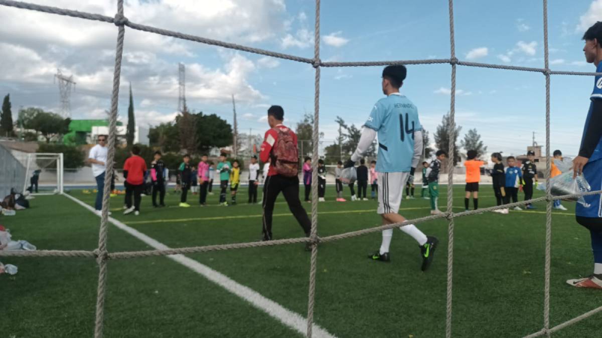 Atajadas y un gran aprendizaje deja Clínica para porteros impartida por Agustín Sandoval del Club León a niños de la Fundación 'Tota' Carbajal