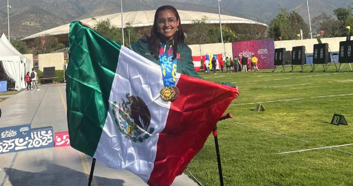 Sarai Aparicio posando feliz con la bandera de México.
