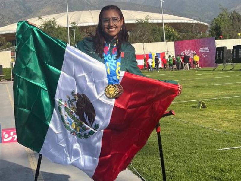 Sarai Aparicio posando feliz con la bandera de México.
