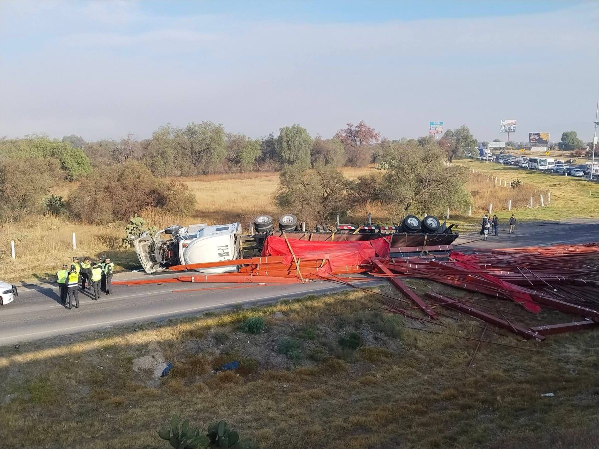 Volcadura de camión provoca caos vial en la México–Pachuca