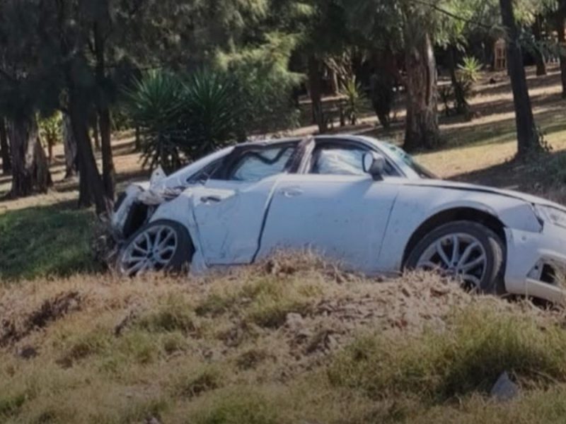 Provoca automovilista accidente en Celaya al intentar ganarle el paso al tren