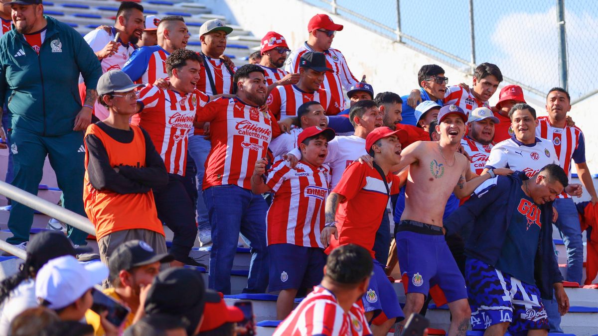 Aficionados de Chivas en el amistoso Vs Irapuato. MexSport.