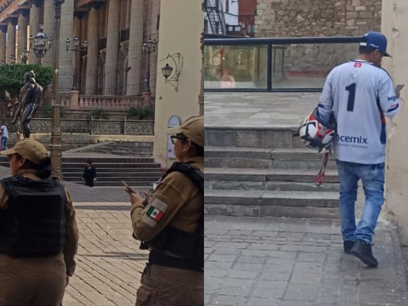 Árbol navideño con publicidad de Coca-Cola