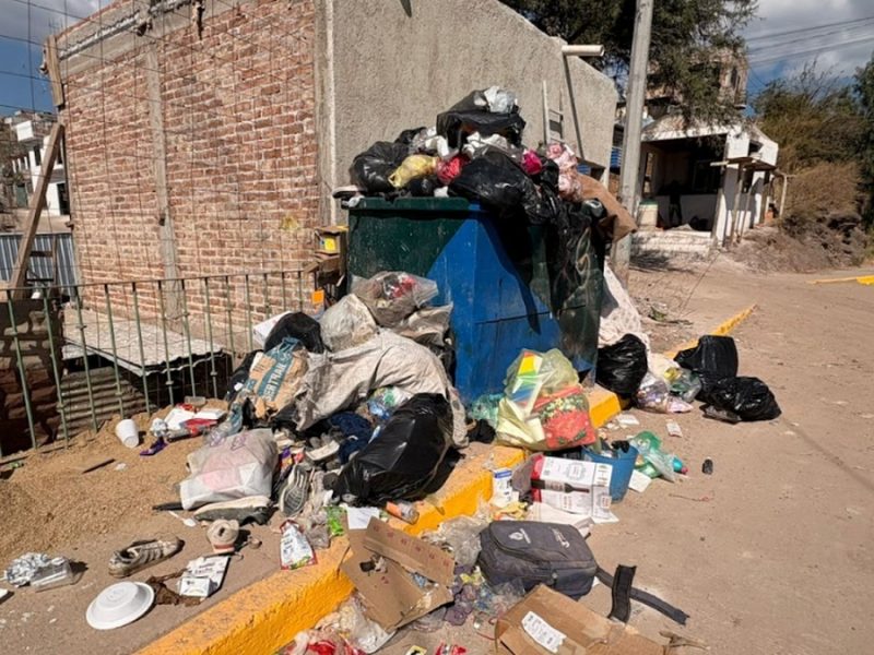 Se desborda basura en Guanajuato capital; vecinos denuncian tardanza de camiones recolectores
