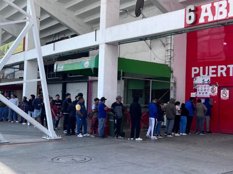 Aficionados acuden por boletos para ver partido entre Club Irapuato y Chivas