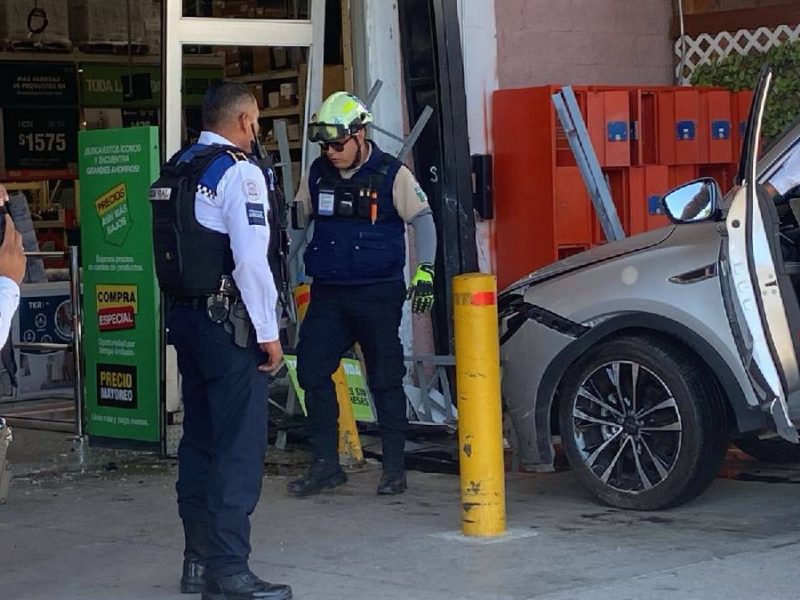 Camioneta se impacta contra entrada de Home Depot en Centro Max tras choque