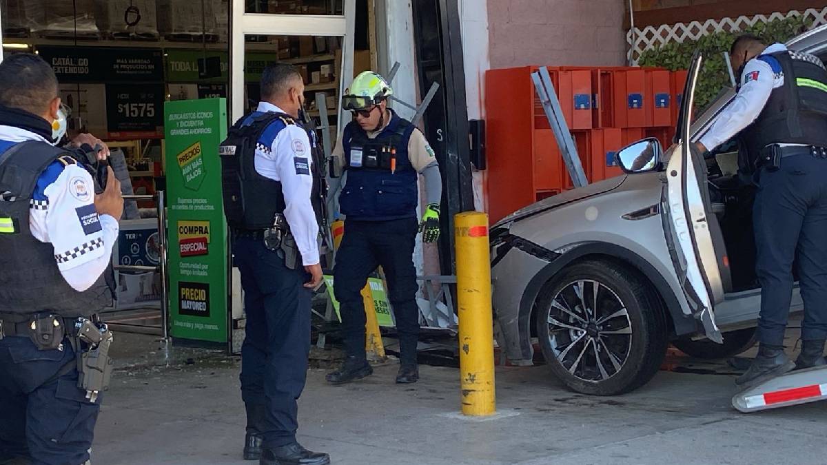 Camioneta chocada en la entrada de Home Depot Centro Max
