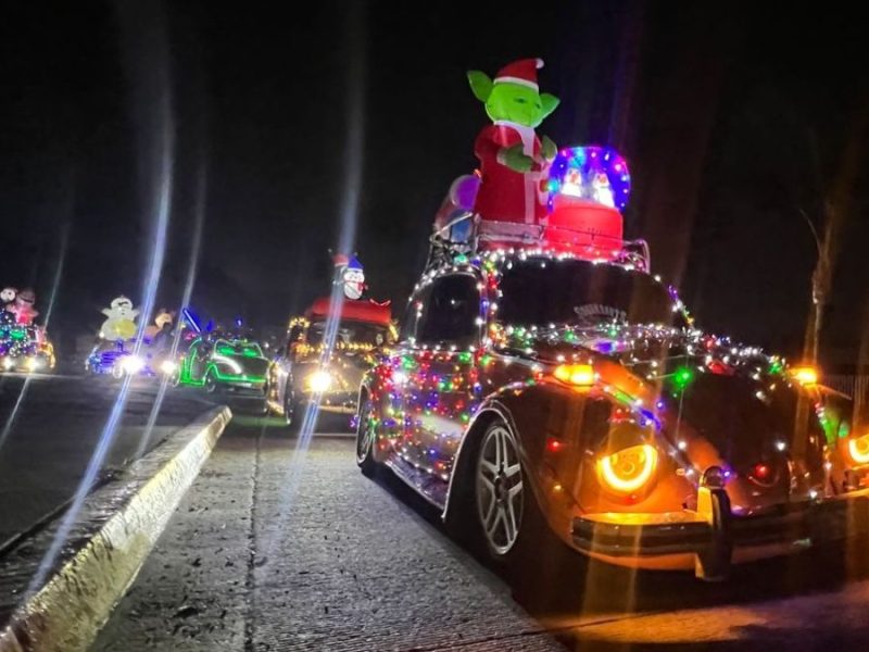 Vochos y combis iluminan las calles de León en “Caravana Navideña Combi Frida”; un evento con causa