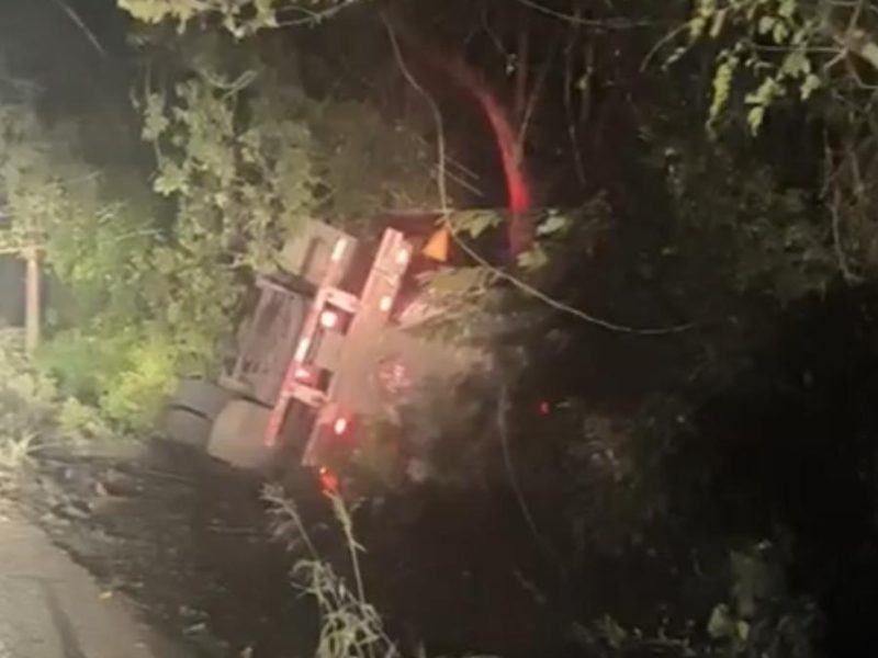 Volcadura de camión moviliza a cuerpos de emergencia en la México-Tampico