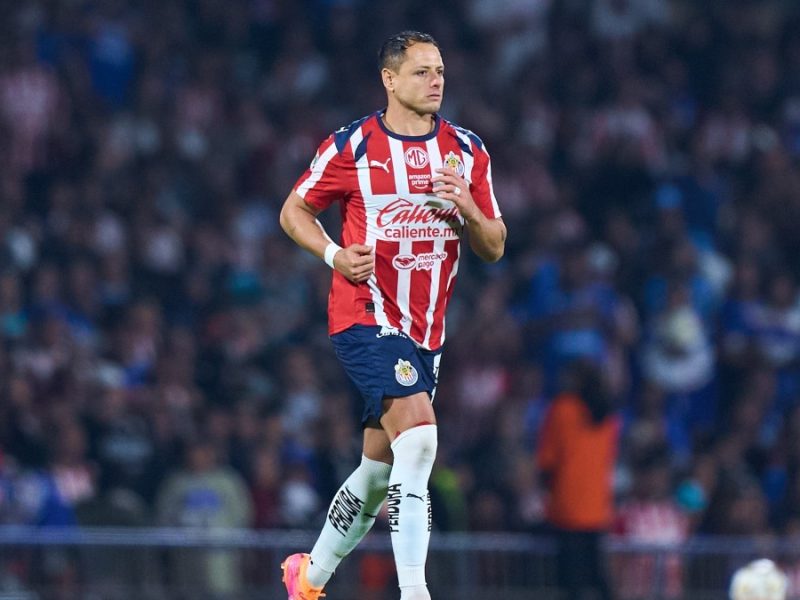 ‘Chicharito’ Hernández aparece besando a Iker Casillas… en mural durante interpretación de Sia