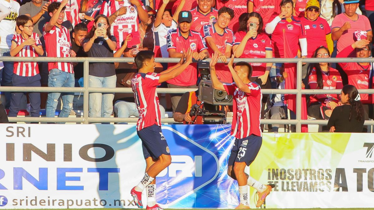 Chivas celebra un gol sobre el Irapuato. MexSport.