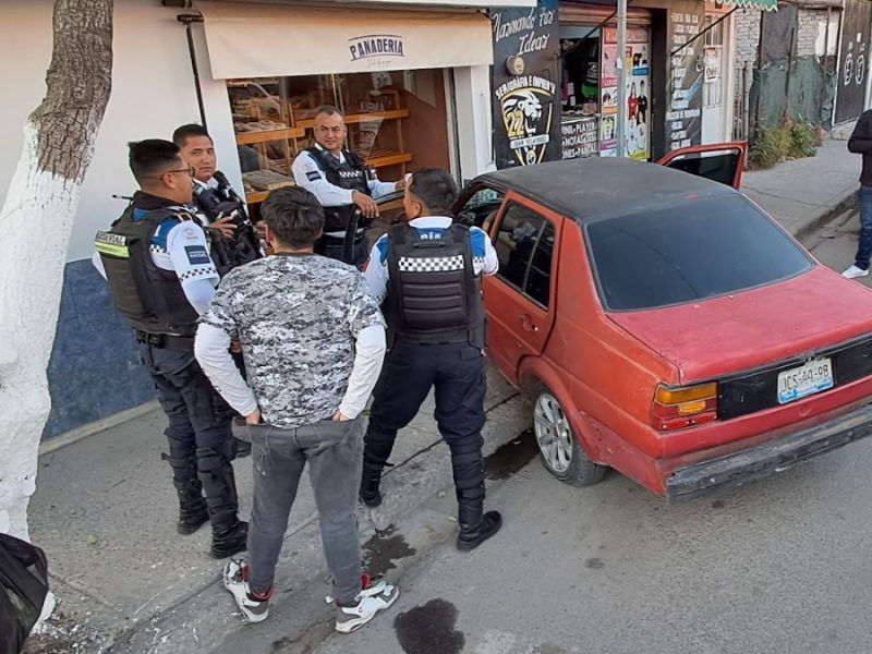 Accidente en León deja a pareja de adultos mayores lesionada; estrellan auto en panadería