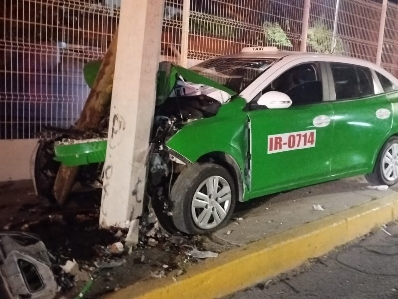 Choque en la Calzada Guadalupe: Taxi se estrella contra postes tras ser golpeado.