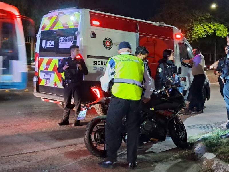 Confiesa una joven robo de motocicleta en León tras accidentarse con auto