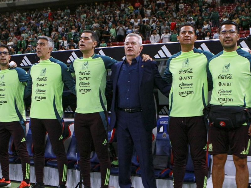 Javier Aguirre y su cuerpo técnico cantando el Himno Nacional de México. Foto: Mexsport.