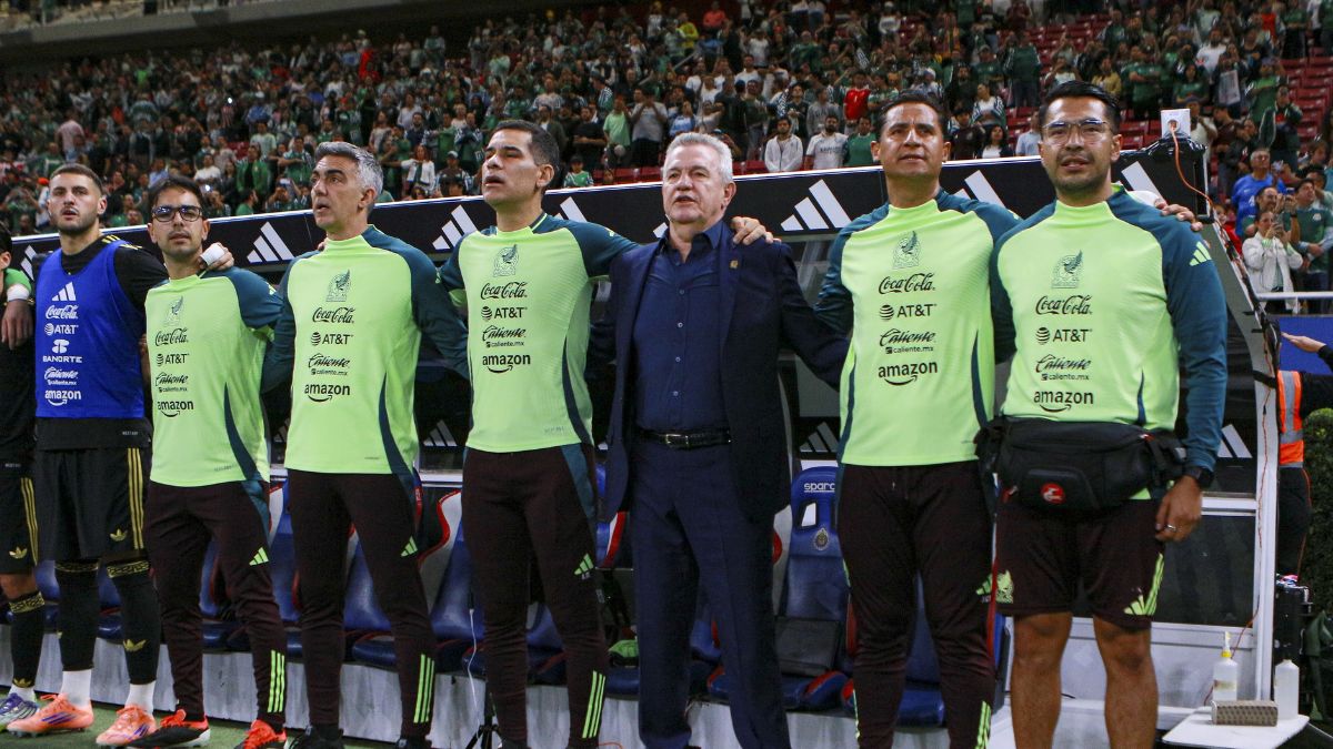 Javier Aguirre y su cuerpo técnico cantando el Himno Nacional de México. Foto: Mexsport.