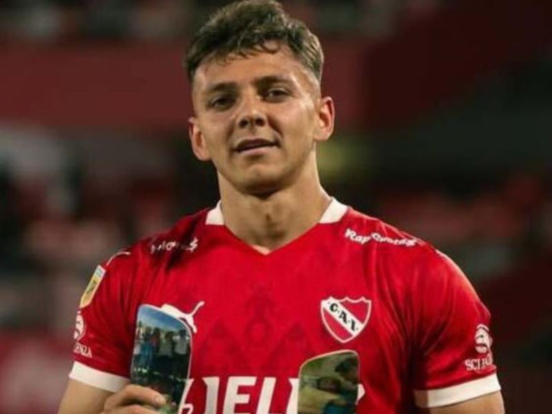 Ignacio Maestro en un juego con Independiente.