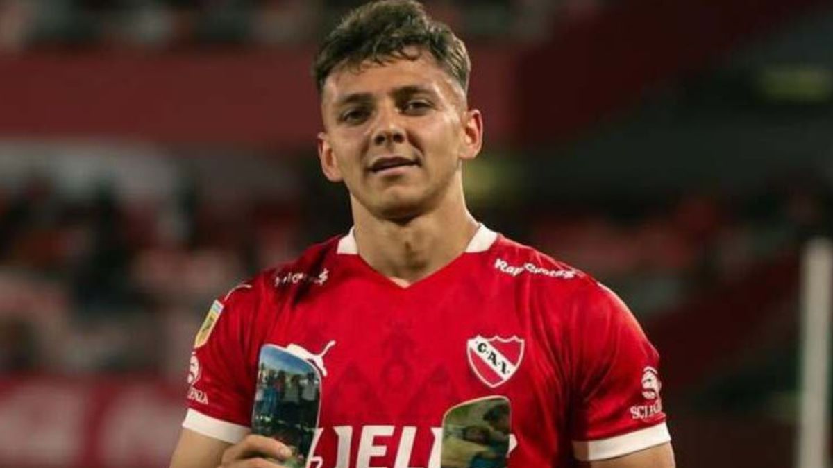 Ignacio Maestro en un juego con Independiente.