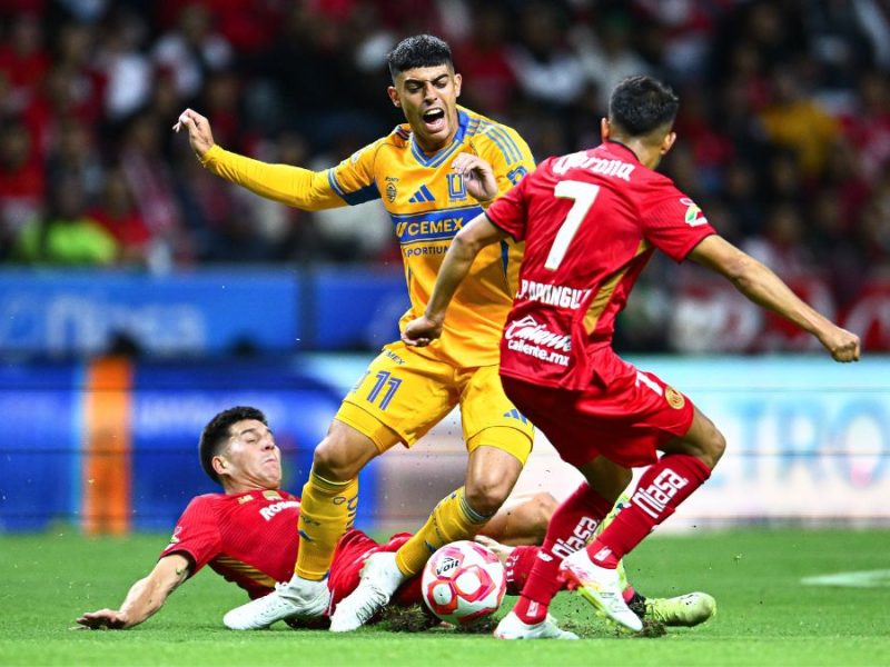 Toluca y Tigres en su enfrentamiento de la jornada regular del Apertura 2025. Foto: Mexsport.