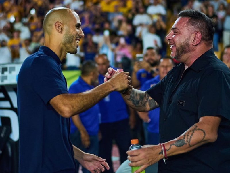 Guido Pizarro y Antonio Mohamed saludándose antes de un partido de Liga MX entre Tigres y Toluca. Foto: Mexsport.