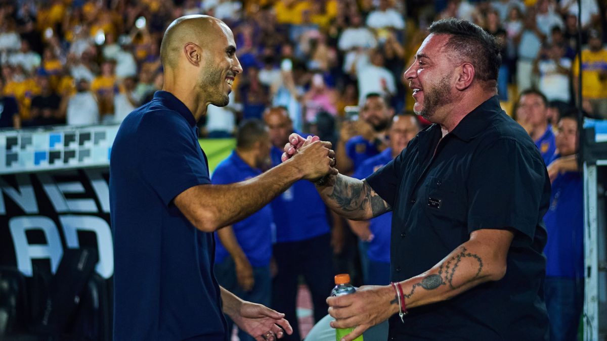 Guido Pizarro y Antonio Mohamed saludándose antes de un partido de Liga MX entre Tigres y Toluca. Foto: Mexsport.