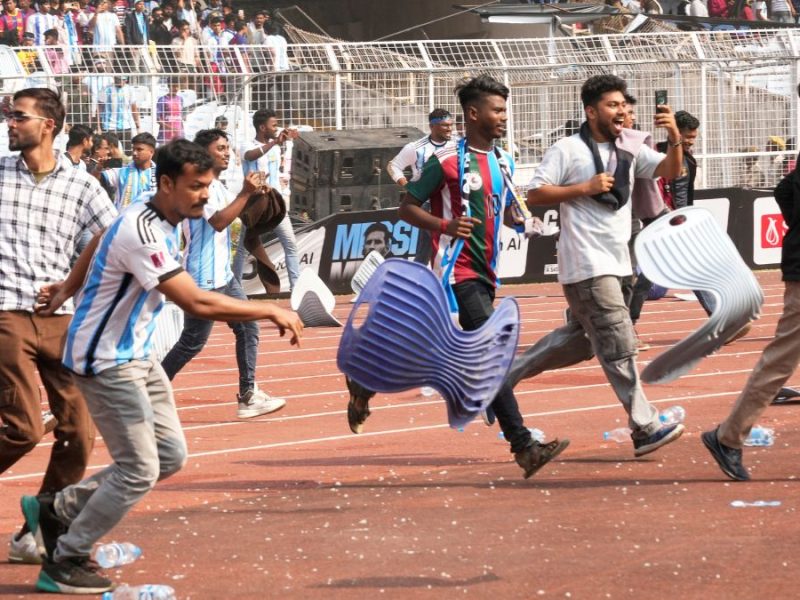 Aficionados desataron el caos por no ver jugar a Lionel Messi en su país. Foto: Agencia AP.
